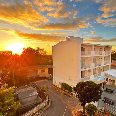 Crystal Inn Onna Bagian luar foto