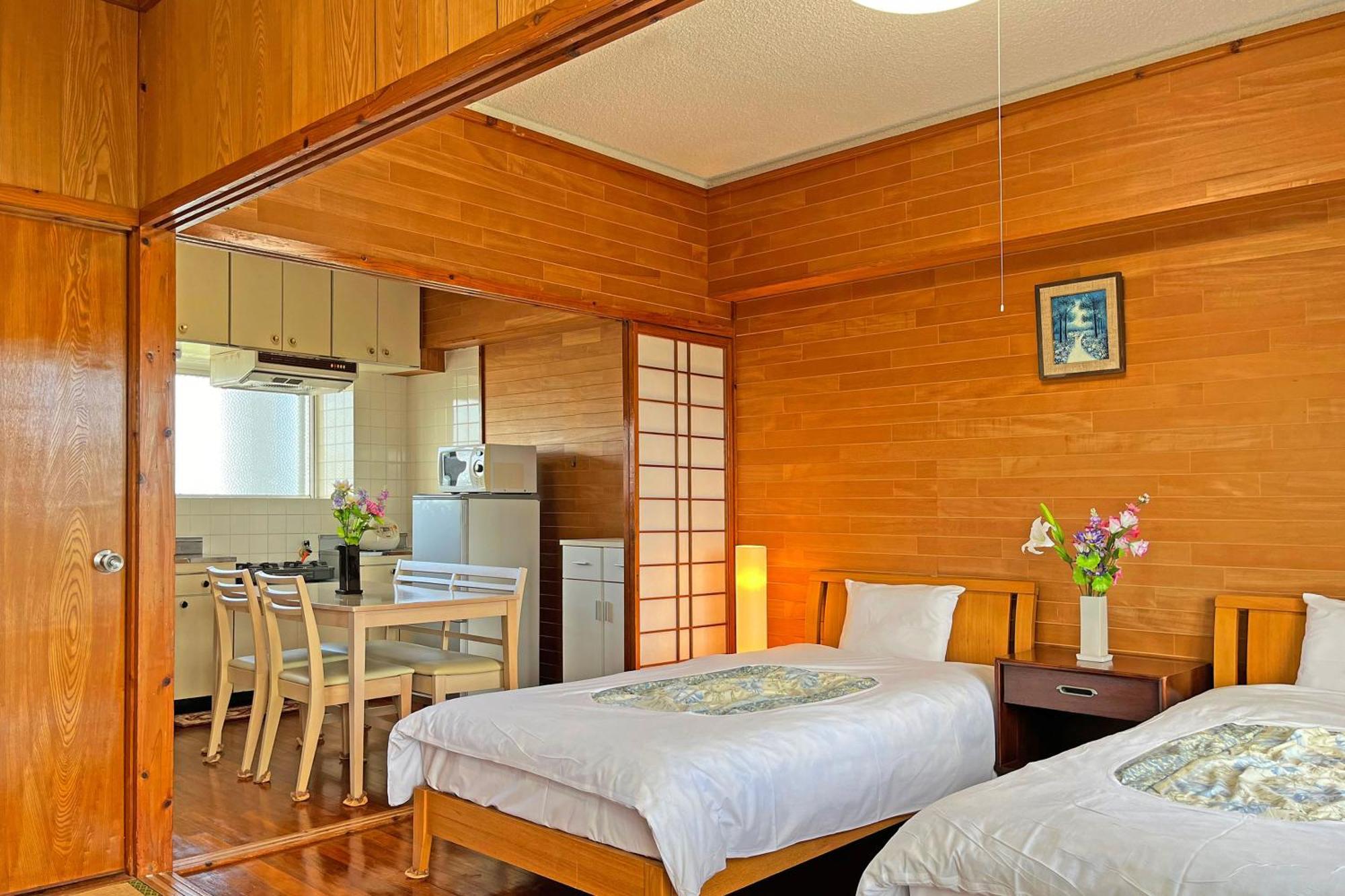 Crystal Inn Onna Bagian luar foto