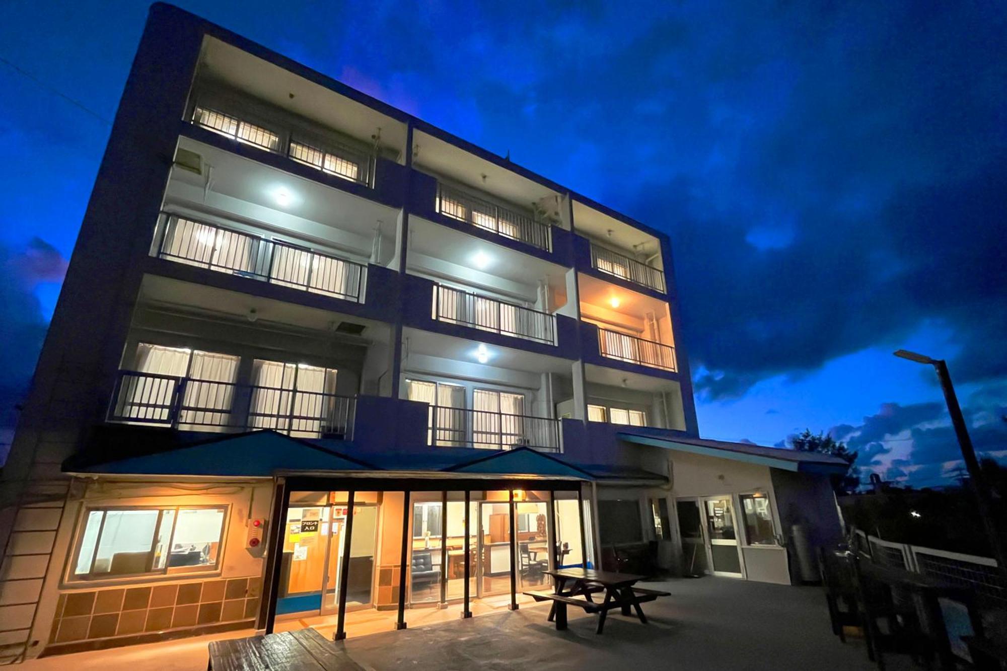 Crystal Inn Onna Bagian luar foto
