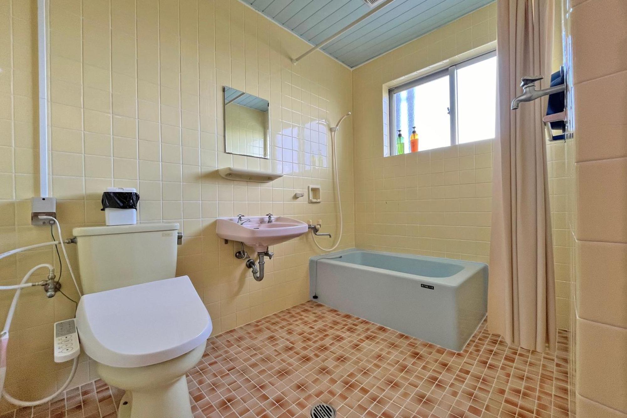 Crystal Inn Onna Bagian luar foto
