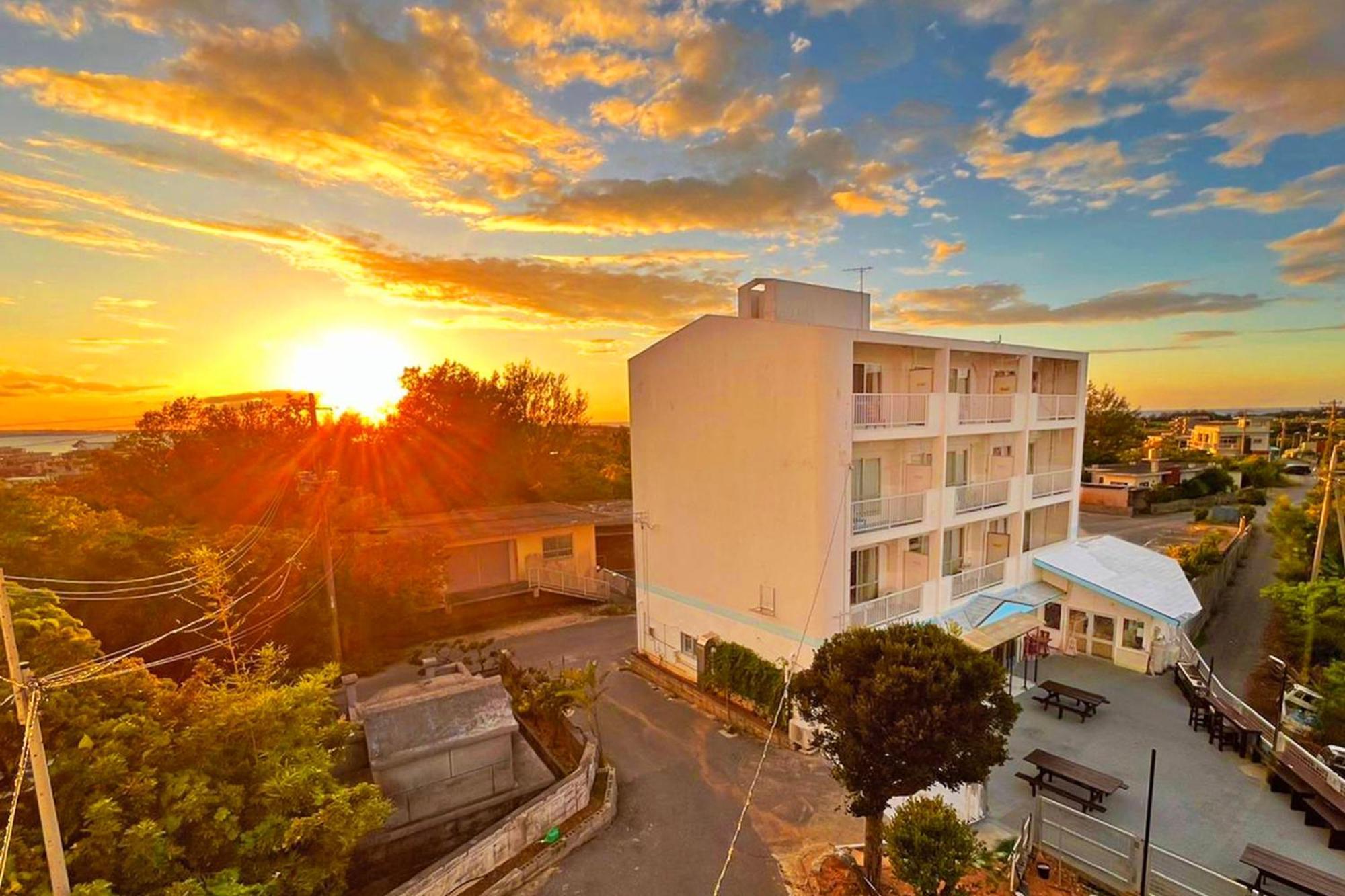 Crystal Inn Onna Bagian luar foto